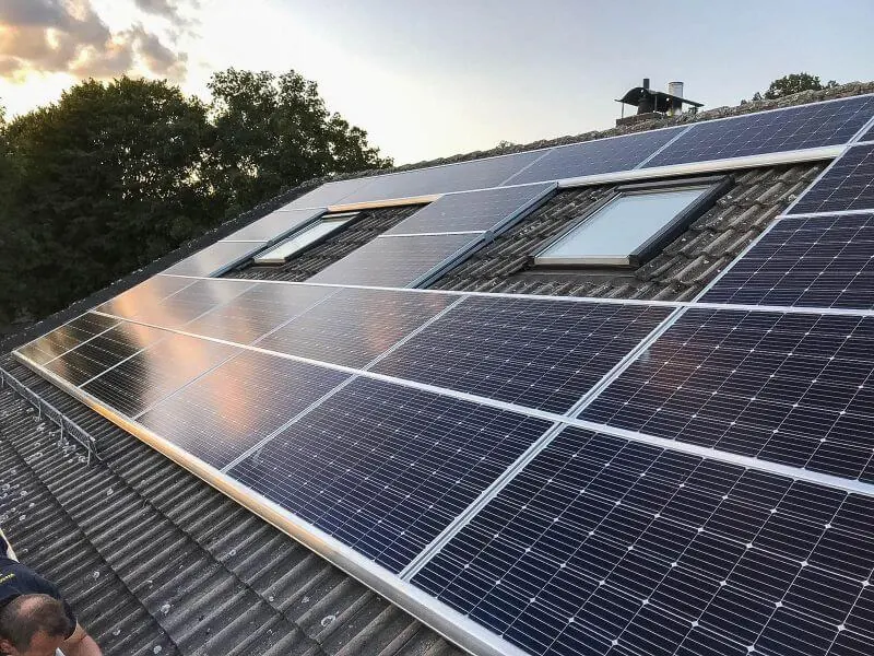 Installierte Photovoltaikanlage auf einem Einfamilienhaus im Weserbergland